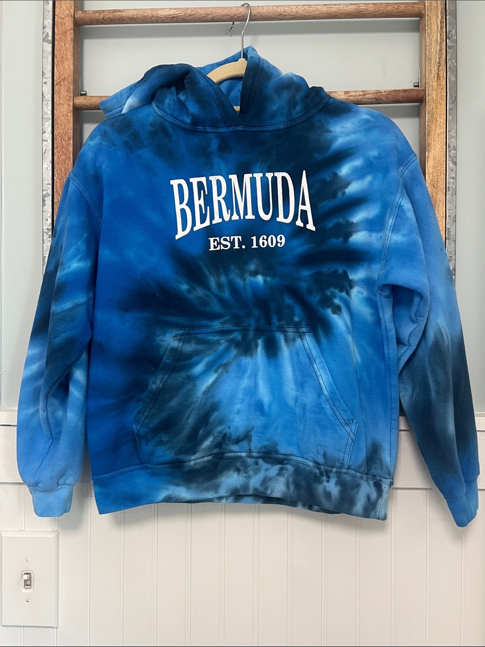 Youth Bermuda pullover fleece hoodie, size large Luxe apparel blue tie-dye